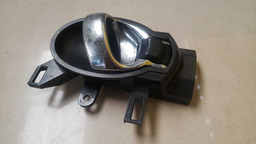 MAÇANETA INTERNA TRASEIRA DIREITA NISSAN MARCH 2012 A 2019
