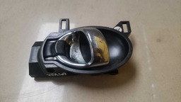 MAÇANETA INTERNA TRASEIRA DIREITA VERSA 2012 A 2019 (2)