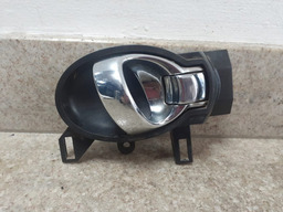 MAÇANETA INTERNA DIANTEIRA DIREITA NISSAN MARCH 2011  2020