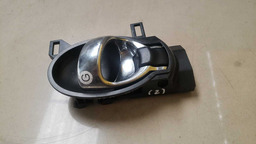 MAÇANETA INTERNA DIANTEIRA ESQUERDA VERSA 2012 A 2019 (2)