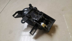 MAÇANETA INTERNA DIANTEIRA ESQUERDA VERSA 2012 A 2019 (2)