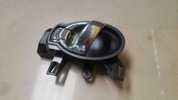 MAÇANETA INTERNA TRASEIRA ESQUERDA MARCH 2012 A 2019 (2)