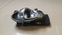 MAÇANETA INTERNA TRASEIRA ESQUERDA MARCH 2012 A 2019 (2)