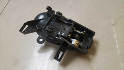 MAÇANETA INTERNA TRASEIRA ESQUERDA MARCH 2012 A 2019 (2)