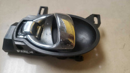 MAÇANETA INTERNA TRASEIRA DIREITA MARCH 2012 A 2019 (2)