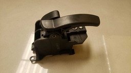 MAÇANETA INTERNA TRASEIRA E. NISSAN FRONTIER 2008 A 2015