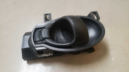 MAÇANETA INTERNA DIANTEIRA DIREITA NISSAN VERSA 2012 A 2019