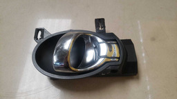 MAÇANETA INTERNA DIANTEIRA ESQUERDA NISSAN VERSA 2012 A 2019