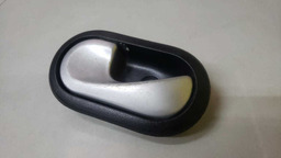 MAÇANETA INTERNA ESQUERDA RENAULT DUSTER 2012 A 2019 (2) PRETO