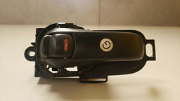 MAÇANETA INTERNA TRASEIRA ESQUERDA NISSAN LIVINA 2008 A 2013