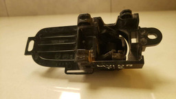 MAÇANETA INTERNA TRASEIRA ESQUERDA NISSAN LIVINA 2008 A 2013