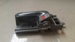 MAÇANETA INTERNA TRASEIRA ESQUERDA TOYOTA COROLLA 2005