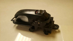 MAÇANETA INTERNA DIANTEIRA E. NISSAN LIVINA 2008 A 2013 (2)