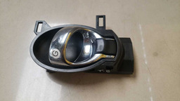 MAÇANETA INTERNA TRASEIRA ESQUERDA NISSAN VERSA 2012 A 2019