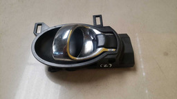 MAÇANETA INTERNA TRASEIRA ESQUERDA VERSA 2012 A 2019 (2)