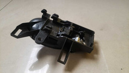 MAÇANETA INTERNA TRASEIRA ESQUERDA VERSA 2012 A 2019 (2)