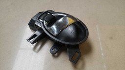 MAÇANETA INTERNA TRASEIRA ESQUERDA VERSA 2012 A 2019 (2)