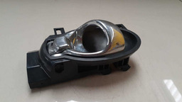 MAÇANETA INTERNA DIANTEIRA DIREITA NISSAN MARCH 2012 A 2019