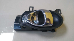 MAÇANETA INTERNA TRASEIRA DIREITA NISSAN VERSA 2013