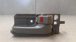 MAÇANETA INTERNA TRASEIRA DIREITO TOYOTA COROLLA 2002 A 2005