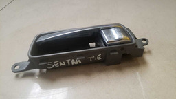 MAÇANETA INTERNA TRASEIRA ESQUERDA NISSAN SENTRA 2008 A 2013