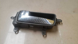 MAÇANETA INTERNA TRASEIRA ESQUERDA NISSAN SENTRA 2008 A 2013