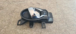 MAÇANETA INTERNA DIANTEIRA DIREITA NISSAN MARCH 2014 2018