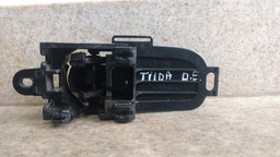 MAÇANETA INTERNA DIANTEIRA ESQUERDA NISSAN TIIDA 2007 2013