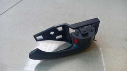 MAÇANETA INTERNA TRASEIRA LADO DIREITO TOYOTA RAV4 2014 2015