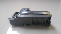 MAÇANETA INTERNA DIANTEIRO ESQUERDO TOYOTA HILUX 3.0 2015