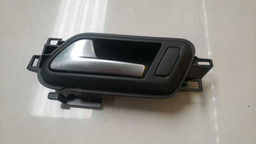 MAÇANETA INTERNA TRASEIRA ESQUERDA VW AMAROK 2010 A 2015