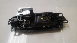 MAÇANETA INTERNA TRASEIRA ESQUERDA VW AMAROK 2010 A 2015