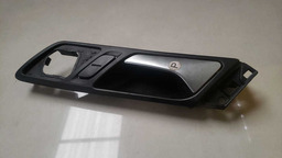 MAÇANETA INTERNA DIANTEIRA ESQUERDA VW JETTA 2012 A 2016 (2)