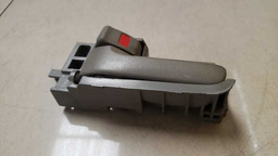 MAÇANETA INTERNA DIANTEIRA ESQUERDA TOYOTA COROLLA 2003 2004