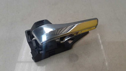 MAÇANETA INTERNA TRASEIRA ESQUERDA TOYOTA HILUX 2021