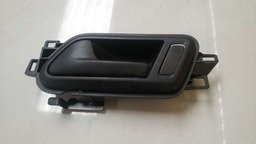 MAÇANETA INTERNA TRASEIRA ESQUERDA VW AMAROK 2010 A 2015 (2)