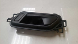 MAÇANETA INTERNA TRASEIRA ESQUERDA VW AMAROK 2010 A 2015 (2)