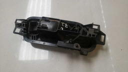 MAÇANETA INTERNA TRASEIRA ESQUERDA VW AMAROK 2010 A 2015 (2)