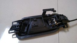 MAÇANETA INTERNA DIANTEIRA DIREITA VW AMAROK 2015 A 2018