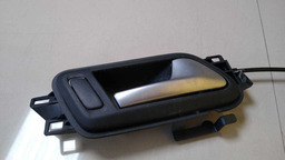 MAÇANETA INTERNA DIANTEIRA DIREITA VW AMAROK 2015 A 2018