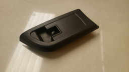 Moldura Botao Vidro Dianteiro Direito Gm Ônix 2012 A 2018