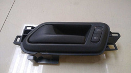 MAÇANETA INTERNA PORTA DIANTEIRA ESQUERDA VW AMAROK 2013