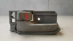 MAÇANETA INTERNA TRASEIRA ESQUERDA TOYOTA COROLLA 2003 A2006