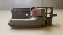 MAÇANETA INTERNA DIANTEIRA DIREITA TOYOTA COROLLA 2003 2004