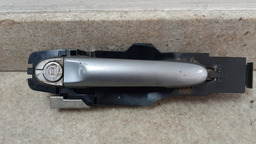 MAÇANETA EXTERNA DIANTEIRA ESQUERDA NISSAN MARCH 2013