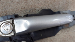 MAÇANETA EXTERNA DIANTEIRA ESQUERDA NISSAN MARCH 2013