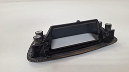 MOLDURA MAÇANETA EXTERNA PORTA MALA CHEVROLET TRACKER 2016