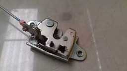 FECHADURA TAMPA TRASEIRA LADO DIREITO TOYOTA HILUX 2021