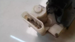 FECHADURA DIANTEIRA ESQUERDA FIAT STRADA 2005-2012