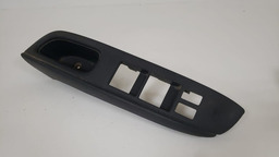 MOLDURA BOTÃO DIANTEIRO ESQUERDO NISSAN VERSA 2012 A 2019